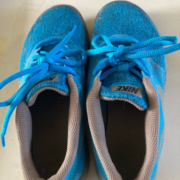 Nike boys sneakers size 4 youth in good gently used condition - Picture 3 of 7